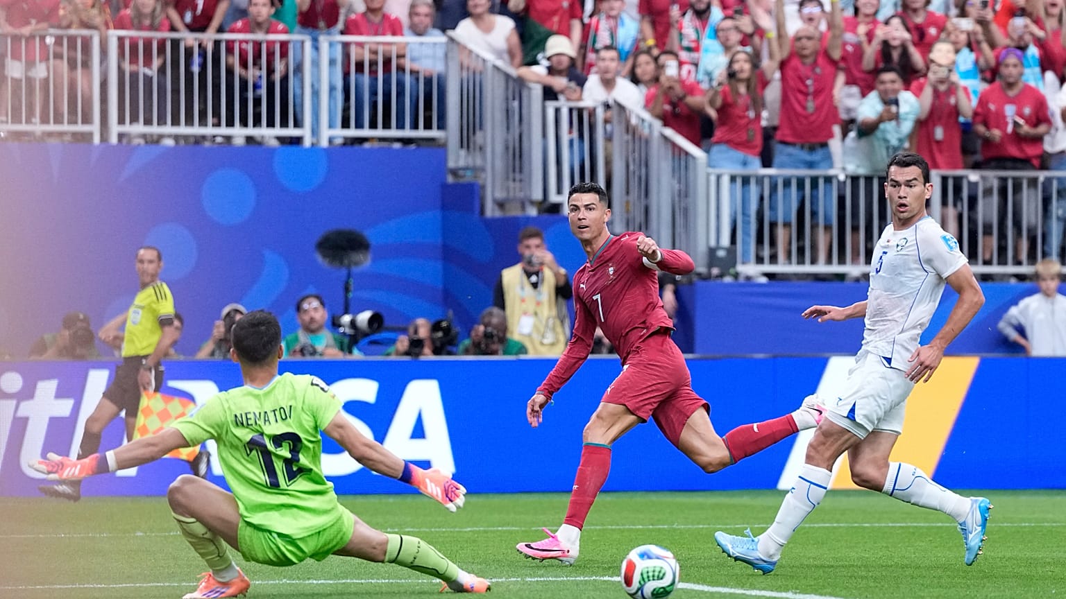 A portugál Cristiano Ronaldo szerezte csapata harmadik gólját, miután a labdát az üzbég kapus, Abduvohid Nematov mellett a hálóba lőtte a Houstonban rendezett világbajnokság K