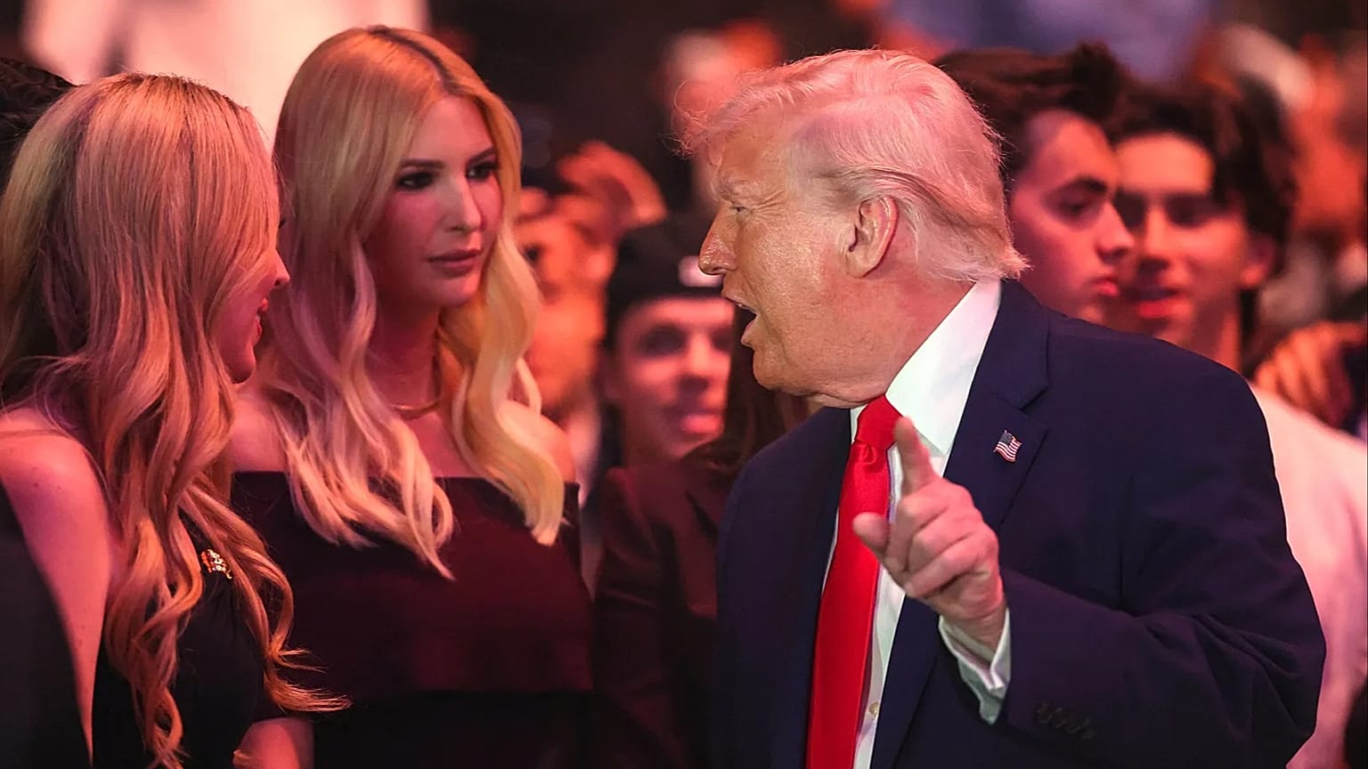 الرئيس الأمريكي دونالد ترامب يتحدث مع ابنتيه تيفاني ترامب وإيفانكا ترامب.