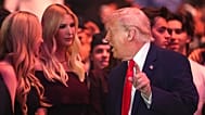 الرئيس الأمريكي دونالد ترامب يتحدث مع ابنتيه تيفاني ترامب وإيفانكا ترامب.