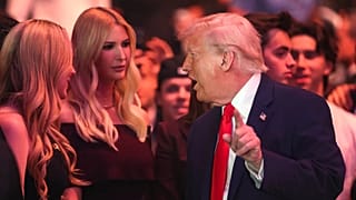 الرئيس الأمريكي دونالد ترامب يتحدث مع ابنتيه تيفاني ترامب وإيفانكا ترامب.