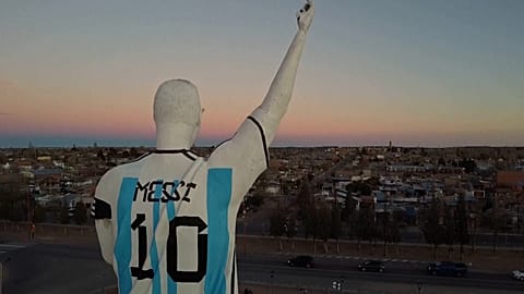 Riesige Messi-Statue ehrt Argentiniens WM-Helden