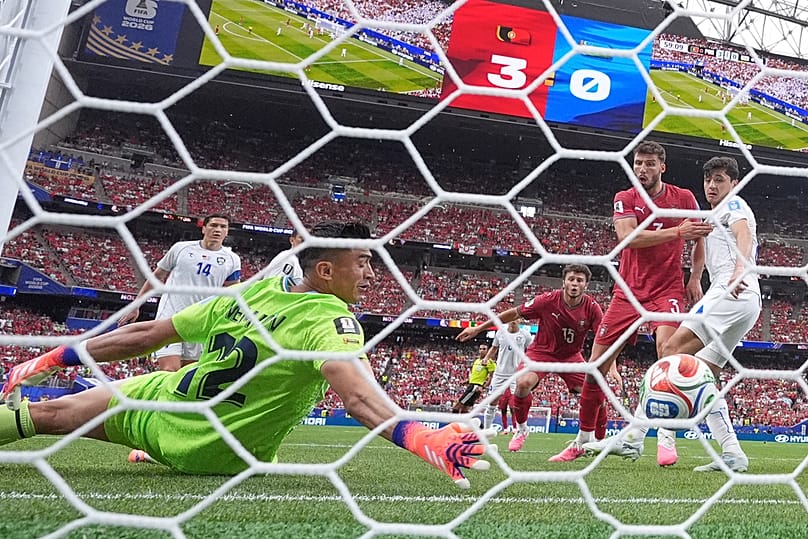 El guardameta uzbeko Abduvohid Nematov se marca en propia puerta durante el partido del Grupo K del Mundial contra Portugal en Houston, martes, 23 de junio de 2026