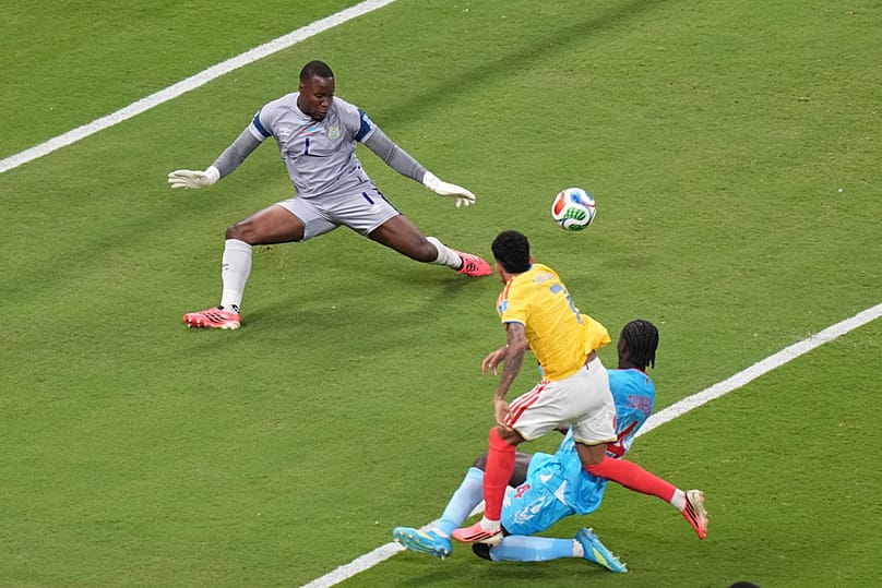 Luis Diaz intenta marcar ante el portero de RD Congo Lionel Mpasi durante el partido del Grupo K del Mundial en Zapopan, México, martes, 23 de junio de 2026
