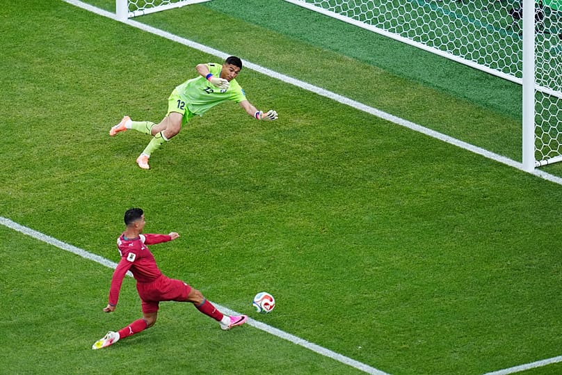 Cristiano Ronaldo falla una ocasión ante la portería mientras el guardameta uzbeko Abduvohid Nematov se defiende durante el partido del Grupo K del Mundial en Houston, martes, 23 de junio de 2026