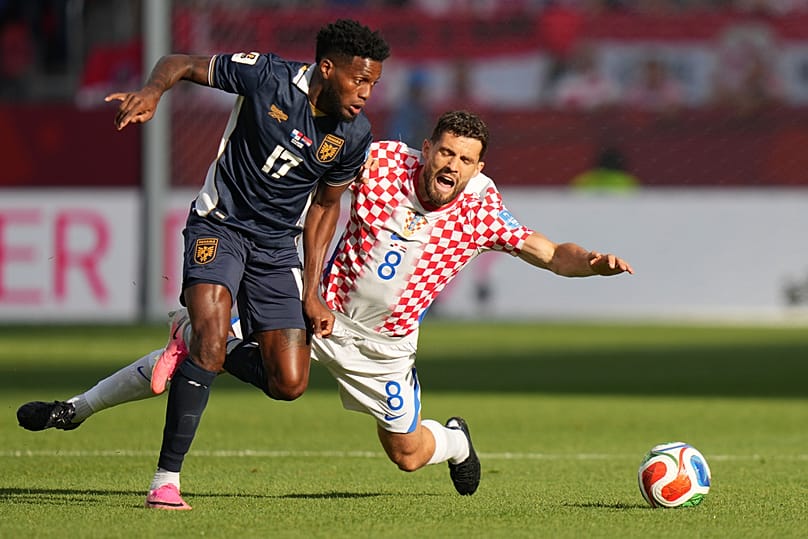 Mateo Kovacic, de Croacia, y Jose Fajardo, de Panamá, pugnan por el balón durante el partido del Grupo L del Mundial en Toronto, martes, 23 de junio de 2026