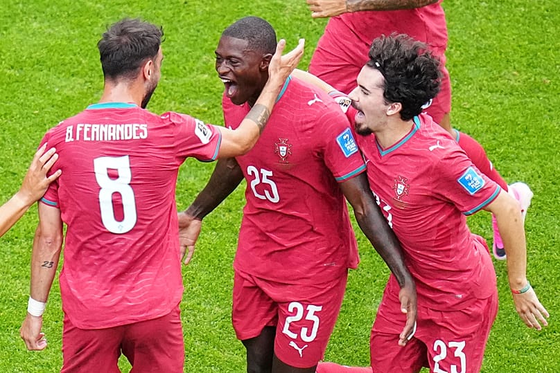 Nuno Mendes celebra con Fernandes y Vitinha tras marcar durante el partido del Grupo K del Mundial entre Portugal y Uzbekistán en Houston, martes, 23 de junio de 2026