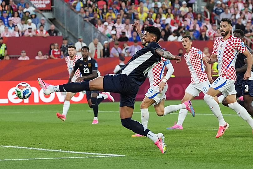 Andres Andrade intenta llegar a un balón durante el partido del Grupo L del Mundial entre Panamá y Croacia en Toronto, martes, 23 de junio de 2026