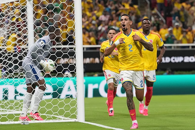 Daniel Munoz celebra tras marcar el primer gol durante el partido del Grupo K del Mundial entre Colombia y RD Congo en Zapopan, México, martes, 23 de junio de 2026
