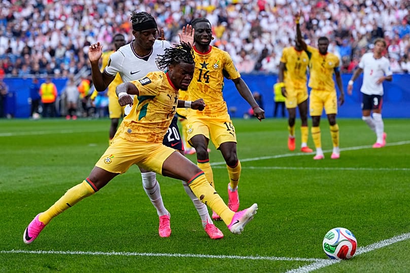 Fatawu Issahaku, de Ghana, y Noni Madueke, de Inglaterra, luchan por el balón durante el partido del Grupo L del Mundial en Foxborough, Massachusetts, cerca de Boston, martes, 23 de junio de 2026