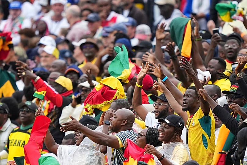 Aficionados de Ghana animan desde la grada durante el partido del Grupo L del Mundial contra Inglaterra en Foxborough, Massachusetts, cerca de Boston, martes, 23 de junio de 2026