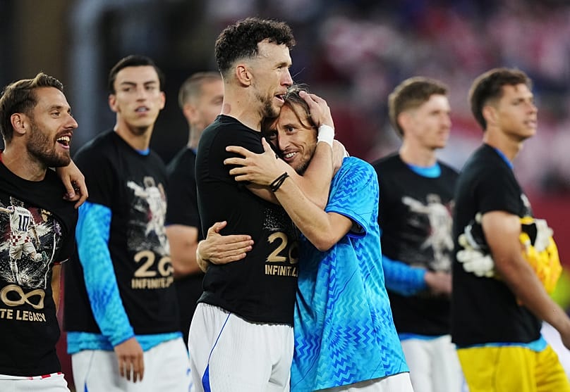 Luka Modric celebra con Ivan Perisic tras la victoria ante Panamá mientras sus compañeros visten camisetas en homenaje a su partido 200 con Croacia, Toronto, martes, 23 de junio de 2026