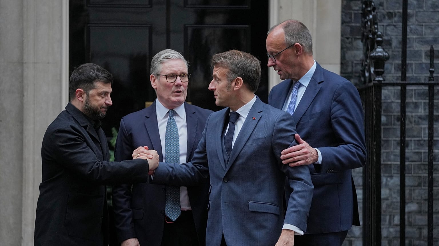 El presidente de Ucrania, Volodímir Zelenski, flanqueado por líderes europeos en el 10 de Downing Street, Londres, ocho de diciembre de 2025.