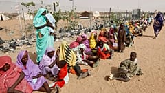نساء وأطفال سودانيون نازحون يطلبون العلاج الطبي يصطفون خارج المستشفى الميداني العسكري المصري في مخيم أبو شوك للاجئين، خارج بلدة الفاشر بدارفور، السودان