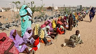 نساء وأطفال سودانيون نازحون يطلبون العلاج الطبي يصطفون خارج المستشفى الميداني العسكري المصري في مخيم أبو شوك للاجئين، خارج بلدة الفاشر بدارفور، السودان