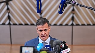 El presidente del Gobierno español, Pedro Sánchez, habla con los periodistas a su llegada a la cumbre de la UE en Bruselas, el jueves 18 de junio de 2026.