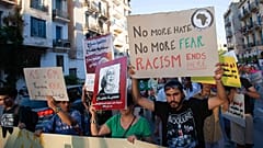 شارك الناس في مسيرة تضامنية مع المهاجرين ونبذاً للعنصرية وخطاب الكراهية، في تونس العاصمة، يوم السبت 20 يونيو/حزيران 2026. (صورة من وكالة أسوشيتد برس/أنس عبيد)