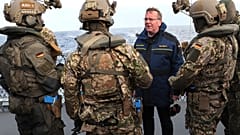 El ministro de Defensa, Boris Pistorius, en la fragata Hessen con una unidad especial de la Marina en 2023
