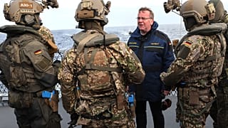 Verteidigungsminister Boris Pistorius auf der Fregatte Hessen mit Spezialtruppe der Marine 2023