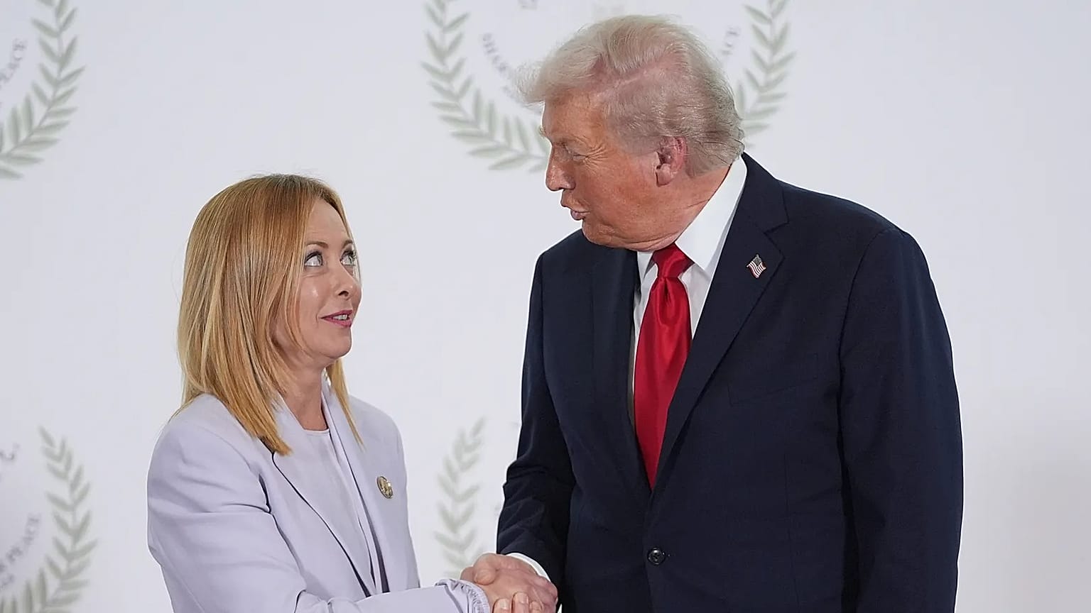 دونالد ترامپ رئیس‌جمهور آمریکا در نشست پس از توافق آتش‌بس جنگ اسرائیل و حماس، با جورجا ملونی نخست‌وزیر ایتالیا دیدار می‌کند؛ دوشنبه ۱۳ اکتبر ۲۰۲۵.