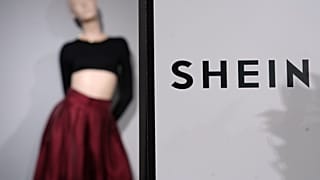 Ρούχα της κινεζικής εταιρείας Shein εκτίθενται στο πολυκατάστημα BHV (Bazar de l'Hotel de Ville)
