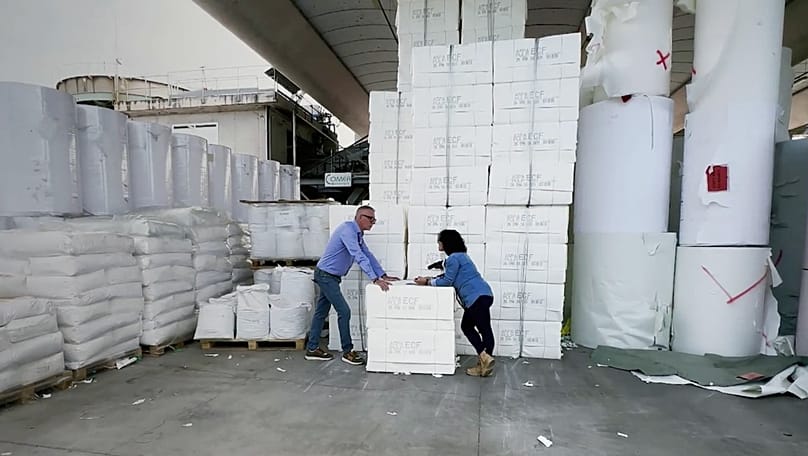 Zone de stockage des matières premières, Favini. Les résidus pouvant être récupérés et valorisés vont des sous-produits d’amande, agrumes, résidus d’olive jusqu’au raisin, chutes de cuir...
