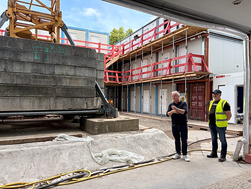 Bisher läuft alles nach Plan: Thomas Püschel (links) als Head of Costruction und Bauleiter Mario Brauer verantworten den Baufortschritt.