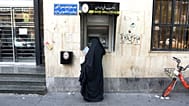 امرأة تستخدم ماكينة الصراف الآلي في فرع بنك ملي إيران، في البازار الكبير بطهران، إيران، الأربعاء 10 يونيو 2020.