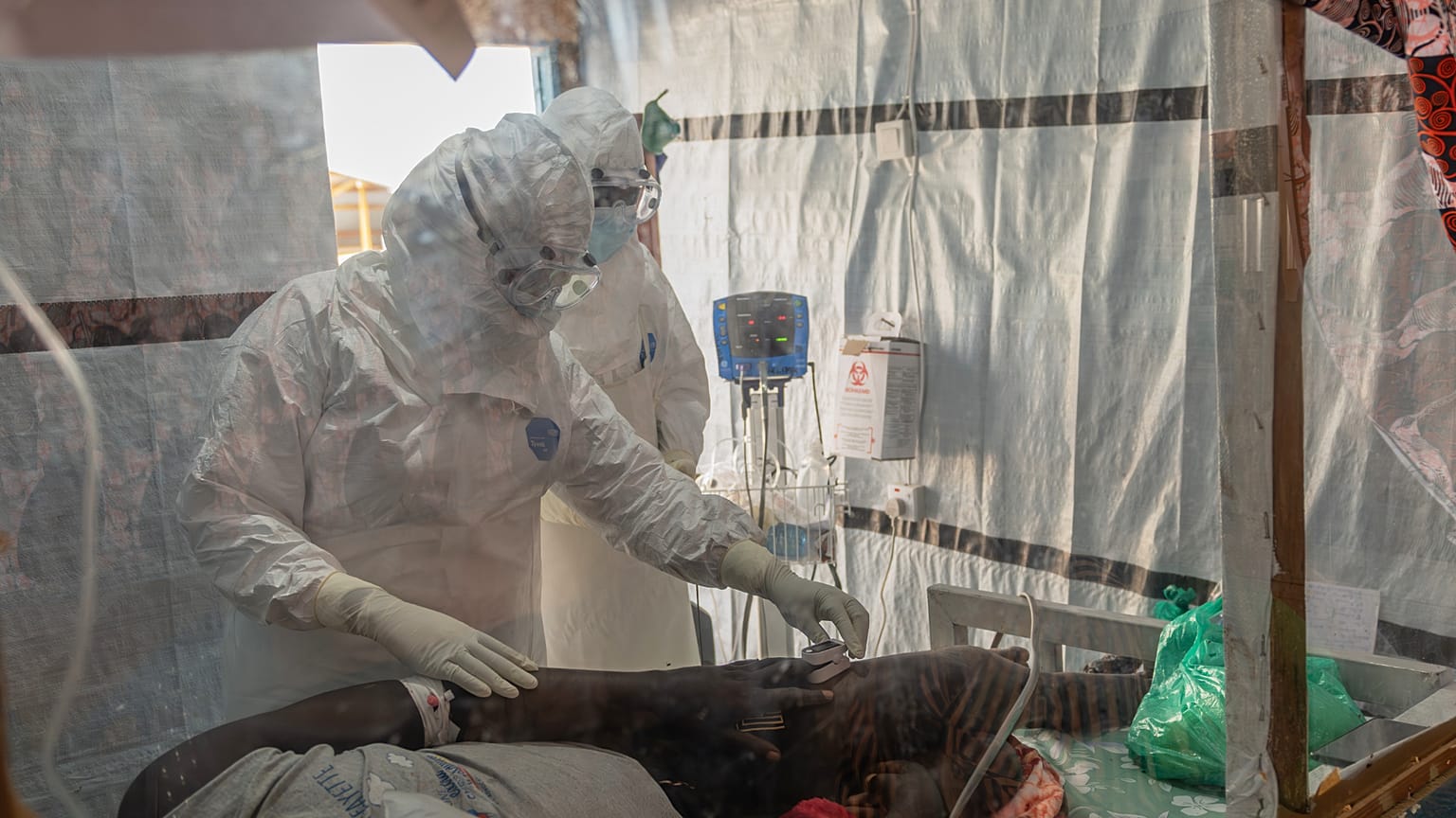 Profissional de saúde presta cuidados a doente com Ébola no centro de tratamento de Rwampara, em Ituri (RDC), a 18 de junho de 2026