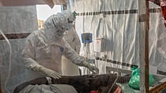 Un profesional sanitario atiende a un paciente con ébola en el centro de tratamiento de Rwampara, en Ituri (RDC), el 18 de junio de 2026.