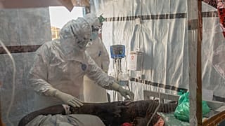 Un professionnel de santé s'occupe d'un patient atteint d'Ebola au centre de traitement de Rwampara, en Ituri (RDC) le 18 juin 2026.