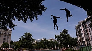 Paryżanie kąpią się w kanale Saint-Martin w Paryżu. 23 czerwca 2026 r. Meteo France ogłosiła czerwony alert upałowy w 54 departamentach.