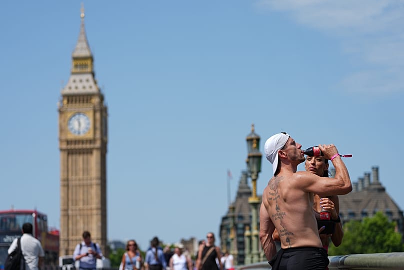 Ein Mann trinkt auf der Westminster Bridge in London; für Dienstag, den 23. Juni 2026, ist eine Hitzewelle angekündigt.