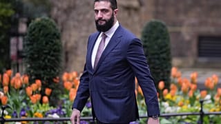 الرئيس السوري أحمد الشرع يتوجه إلى 10 داونينج ستريت للقاء رئيس الوزراء البريطاني كير ستارمر في لندن، الثلاثاء 31 مارس 2026. (AP Photo/Alastair Grant)