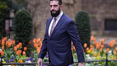 الرئيس السوري أحمد الشرع يتوجه إلى 10 داونينج ستريت للقاء رئيس الوزراء البريطاني كير ستارمر في لندن، الثلاثاء 31 مارس 2026. (AP Photo/Alastair Grant)