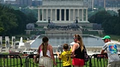Turisták a Lincoln Emlékműnél 