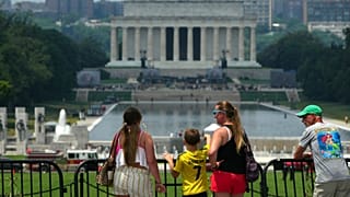 Turisták a Lincoln Emlékműnél 