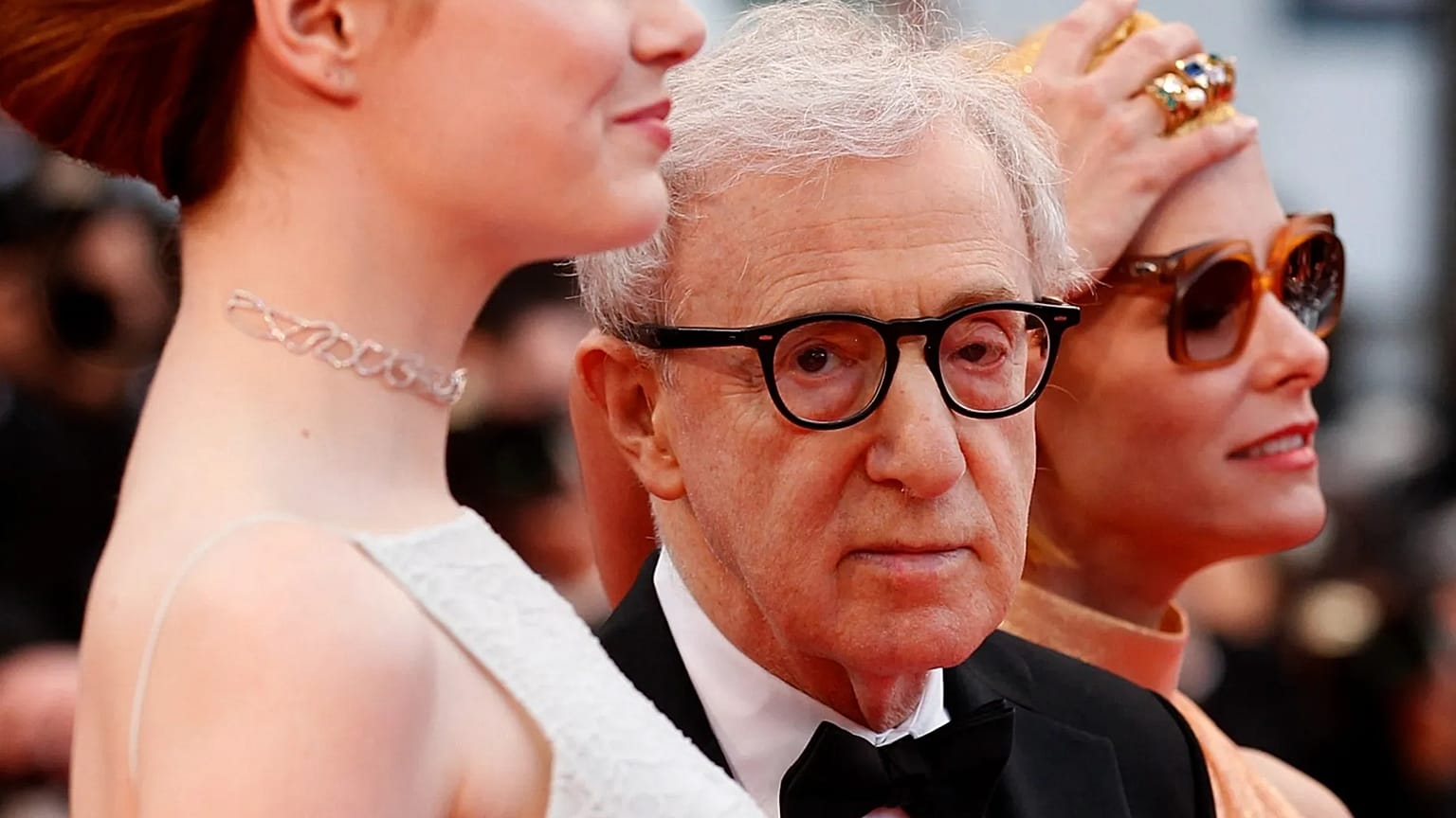 Balról jobbra: Emma Stone színésznő, Woody Allen rendező és Parker Posey a 68. cannes-i nemzetközi filmfesztiválon, Franciaország, 2015. május 15.