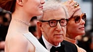 De izquierda a derecha, la actriz Emma Stone, el director Woody Allen y Parker Posey, en el 68º Festival Internacional de Cine de Cannes, Francia, viernes 15 de mayo de 2015.