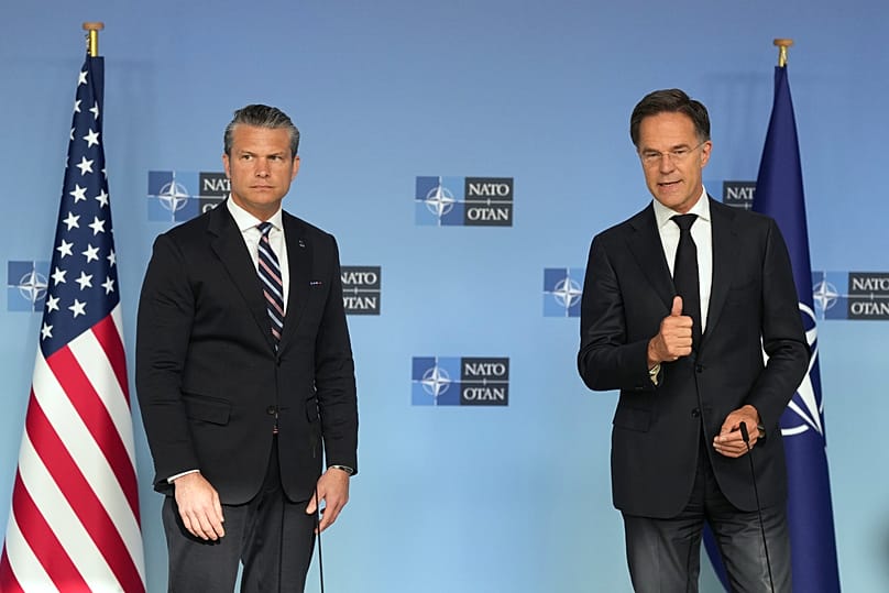Le secrétaire américain à la Défense, Pete Hegseth (à gauche), et Mark Rutte lors d'une réunion des ministres de la Défense de l'OTAN à Bruxelles, le jeudi 18 juin 2026