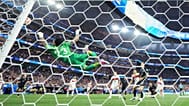 Bramkarz Turcji Ugurcan Cakir broni strzał podczas meczu grupy D Mistrzostw Świata w piłce nożnej pomiędzy Turcją a Stanami Zjednoczonymi, 25 czerwca 2026 r. - AP Photo