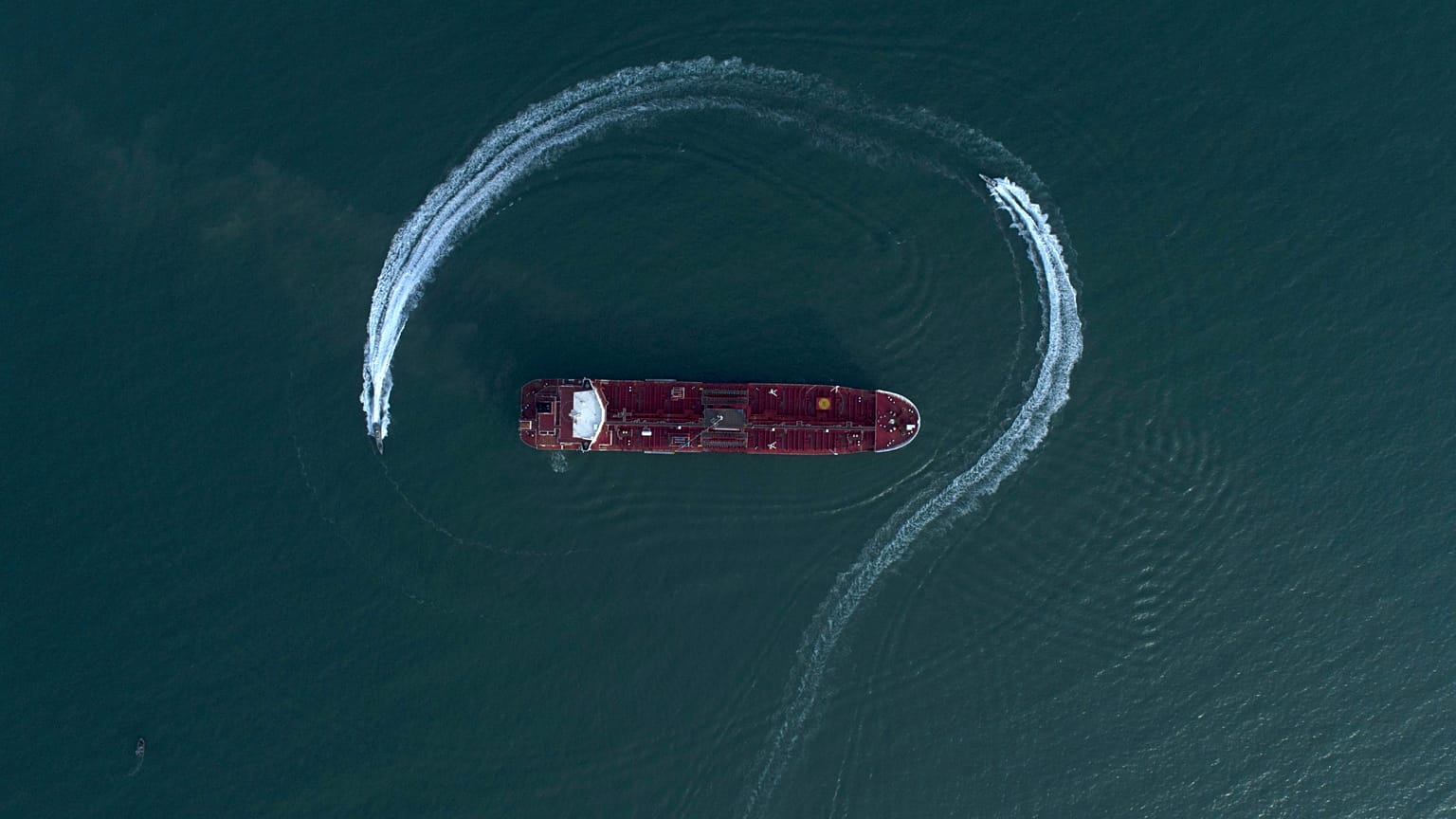 АРХИВ: катер Корпуса стражей исламской революции окружает танкер Stena Impero под британским флагом в Ормузском проливе, июль 2019 года.