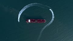 ARCHIV: Schnellboot der iranischen Revolutionsgarde umkreist den britisch beflaggten Tanker Stena Impero in der Straße von Hormus, Juli 2019.