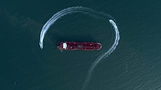 ARQUIVO: Uma lancha rápida da Guarda Revolucionária iraniana cerca o petroleiro Stena Impero, de bandeira britânica, no estreito de Ormuz, em julho de 2019.