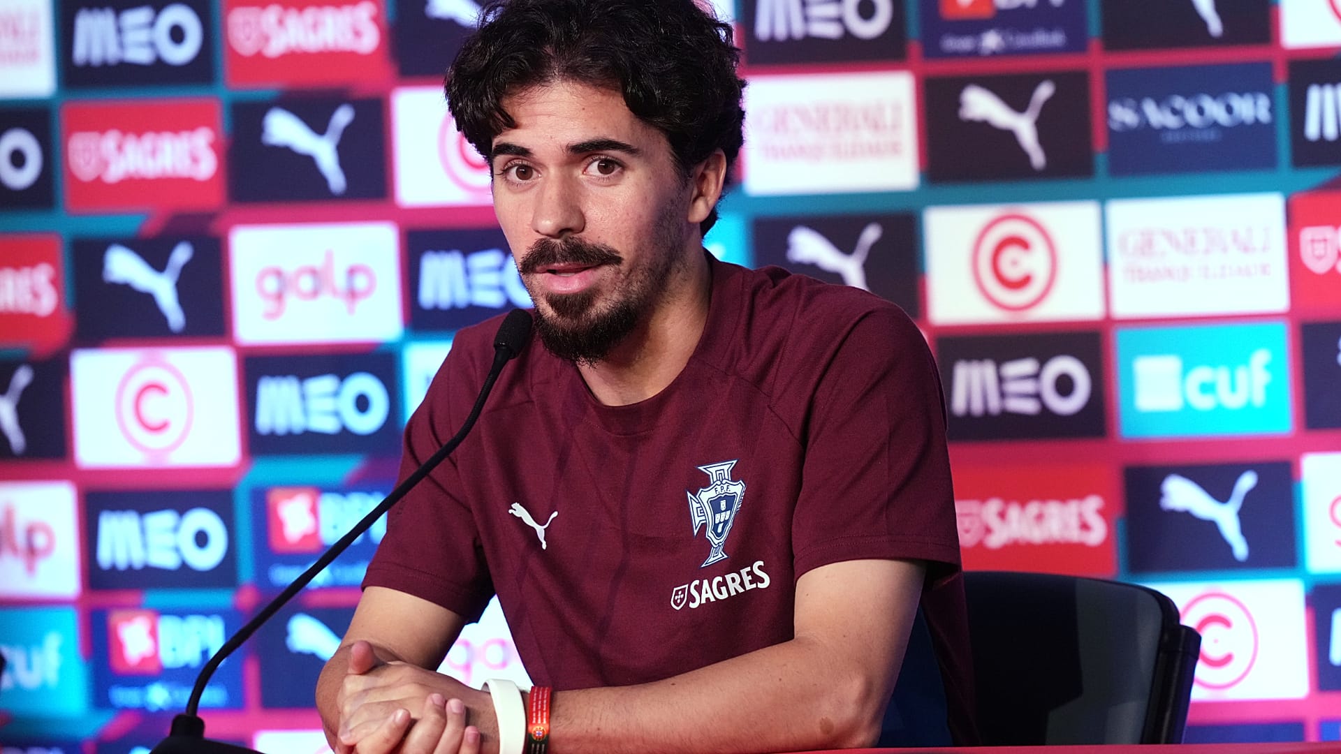 Vitinha com a pulseira durante uma conferência de imprensa antes de a equipa participar numa sessão de treino, na preparação para o Campeonato do Mundo de Futebol