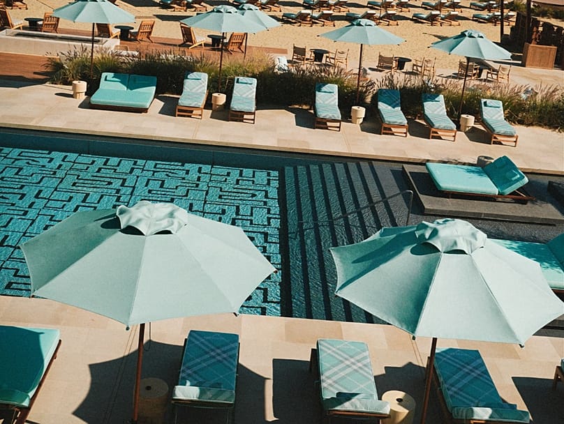 A Burberry criou uma versão exclusiva em azul do seu icónico xadrez para o One&Only Aesthesis