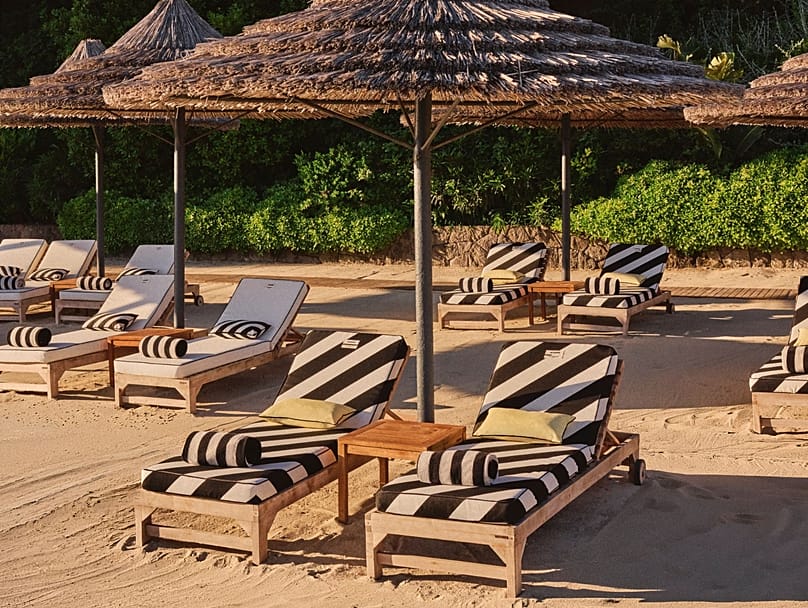 No Mandarin Oriental, em Bodrum, dominam as riscas pretas e brancas de Jacquemus