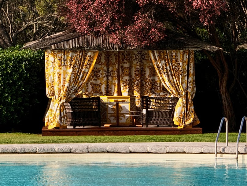 A estampa Maiolica Gialla da Dolce & Gabbana ganha tons de amarelo no Cala di Volpe, na Sardenha