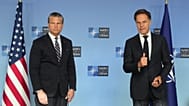 دبیر کل ناتو (راست) در کنار وزیر جنگ آمریکا 