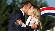 Il presidente francese Emmanuel Macron saluta Giorgia Meloni durante la cerimonia ufficiale di benvenuto al G7 a Evian  lo scorso 15 giugno