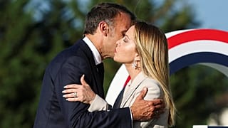 Il presidente francese Emmanuel Macron saluta Giorgia Meloni durante la cerimonia ufficiale di benvenuto al G7 a Evian  lo scorso 15 giugno
